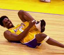 basketball player injured knee